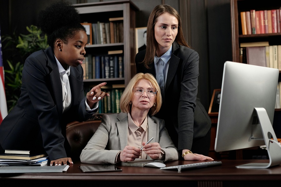 The Right Fit: How to Choose a Lawyer Who's Right for You 1 how to choose a lawyer
