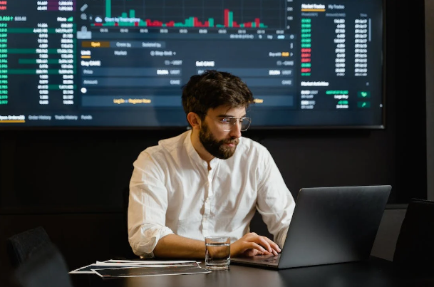 man trading stocks