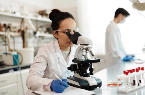 woman using microscope 