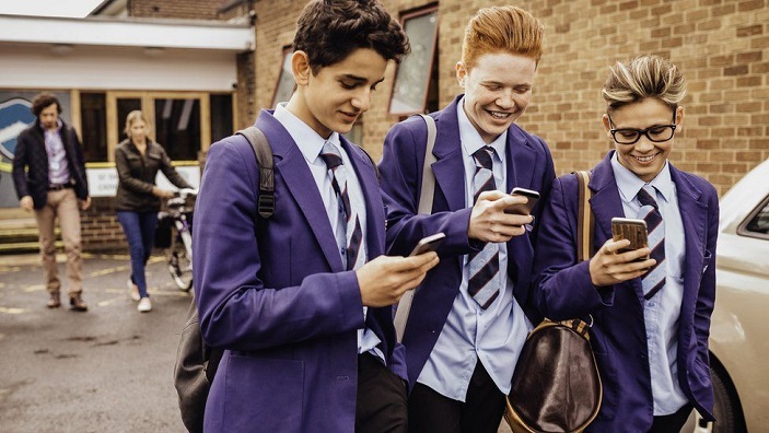 UK government considers banning mobile phones from schools all day