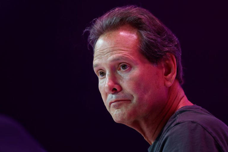 Verizon appoints former PayPal executive Dan Schulman as CEO 1 Verizon appoints former PayPal executive Dan Schulman as CEO