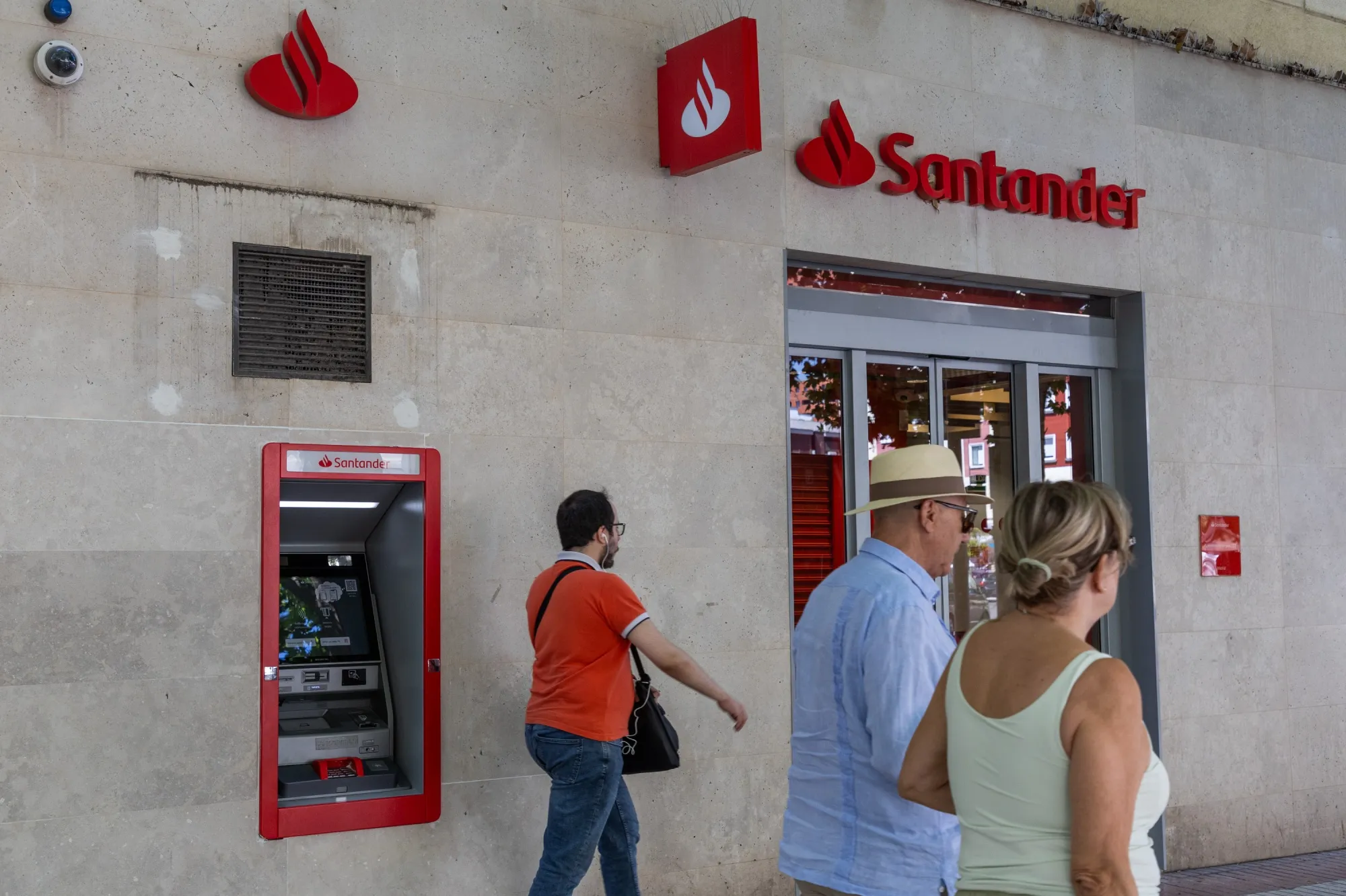 Santander offers 15% premium in up to €1.9 billion bid for remaining Santander Brazil shares 2